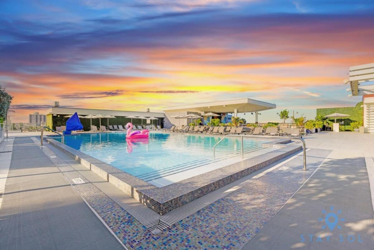 Exclusive Apartment - Rooftop Pool- Beachfront Hollywood Exterior photo